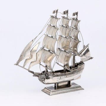 J. Gelderblom (Schoonhoven, 1994) - Beeldje, Driemast, Antiek en Kunst
