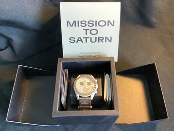 Omega x Swatch - MoonSwatch - Mission to Saturn - Zonder, Sieraden, Tassen en Uiterlijk, Horloges | Heren, Nieuw