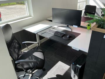 Online veiling: 2 duo werkplekken met bureaustoelen en, Nieuw in verpakking