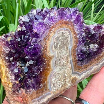 Exclusieve amethist stalactiet geode met agaatband en