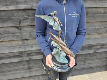 Beeld, Fairy Riding Flying Fish - 38 cm - Brons, Marmer -, Antiek en Kunst