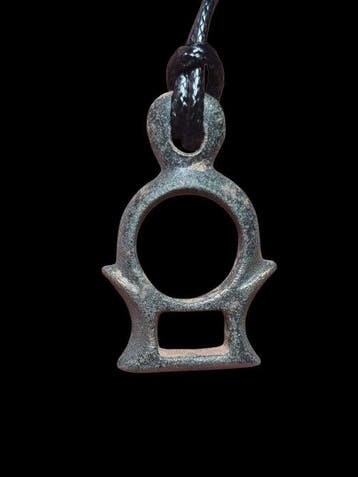 Keltisch Brons, Stunning & Rare Shape Talisman Hanger