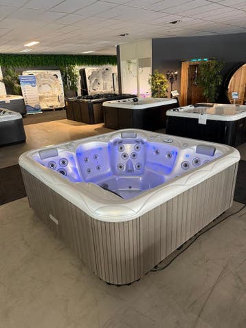 Wellis MyLine Spa Saturn Jacuzzi  5-persoons | 2 ligplaatsen, Ophalen, Zo goed als nieuw, Pomp, Vast