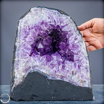 Natuurlijke amethist kristalkathedraal – diepviolette