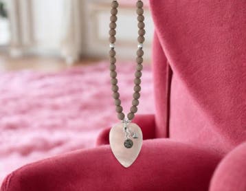 Lange Biba Ketting met beige houten kralen met hart en kr..., Ophalen of Verzenden, Nieuw, Kraal