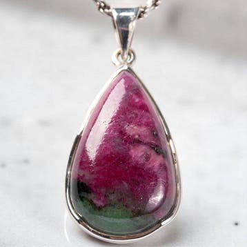 Zilveren hanger met cabochon robijn in zoïsite – Eenheid van
