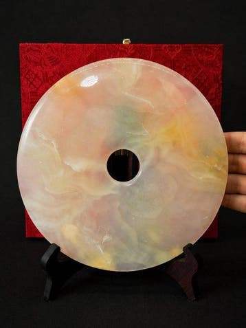 Fijn Onyx Pi Disc-scultuur – Zachte transparantie met rode