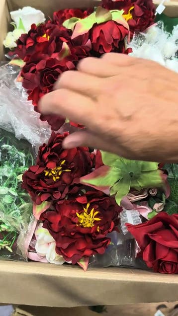 Restantenbox bomvol zijden, foam en mulberry [pols]corsages,, Ophalen of Verzenden, Nieuw