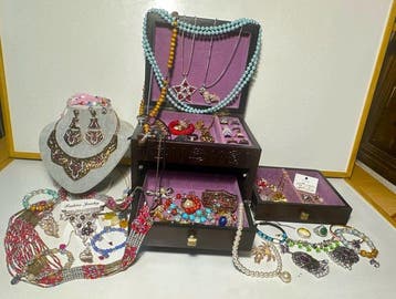 Themacollectie - Een grote collectie armbanden en - anillos