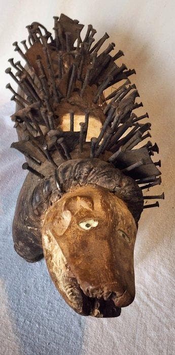 EXCEPTIONELE STATUE NKISI NKONDI BEKLEEDE – RD Congo