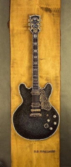 Sonia Dudnicova (XX) - Guitarra Gibson (made with 7000
