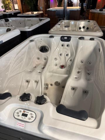 Ultieme top Luxe 3 pers. Spa/Jacuzzi - Plug and play 220V, Zo goed als nieuw, Pomp, Vast