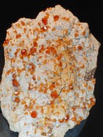 Spessartina gemma, op ortoclasio. - Hoogte: 12 cm - Breedte: