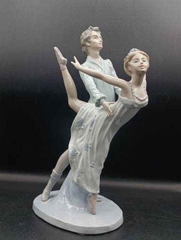 Nao by Lladró - Francisco Catalá - Figuur - Dancing on a