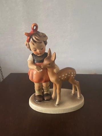 Beeldje - Meisje met hertje - Porselein