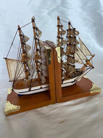 Maritieme objecten - Textiel, Hout, Brons, Boekensteun. De