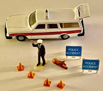 Dinky Toys 1:35 - Modelauto - Volvo 240 stationwagen politie, Nieuw