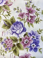 Elegante Sanderson-stijl stof met een overvloed aan rozen -
