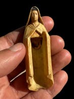 Gotische en sobere devotionele gebeeldhouwde statuette –