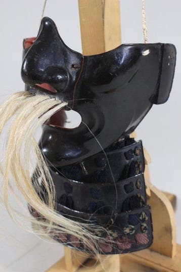 Harnas - Japan - E3-270 Tetsu Kurourushinuri Menpo van, Antiek en Kunst