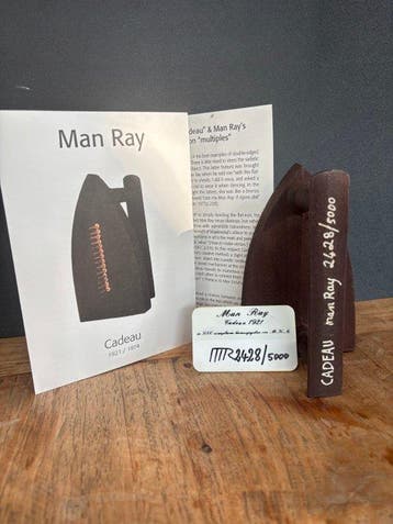 Man Ray (1890-1976) - sculptuur, Cadeau - 16 cm - Gietijzer