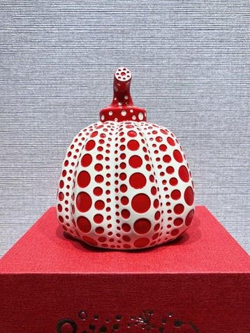 Yayoi Kusama (1929) - sculptuur, White and red polka dot, Nieuw