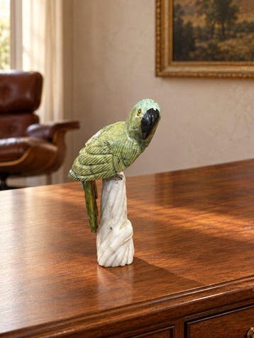 sculptuur, Handgesneden natuurstenen papegaai – polychrome