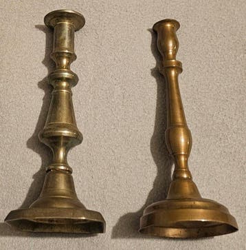 Kandelaar (2) - Brons, Messing - 2 antieke kandelaars, Antiek en Kunst