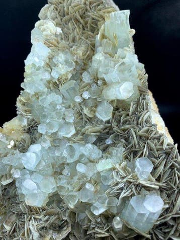 Natuurlijke aquamarijn met muscoviet-kristalcluster –