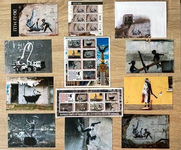 Banksy (1974) - 2 sets van postzegels en ansichtkaarten over, Verzamelen, Gelopen