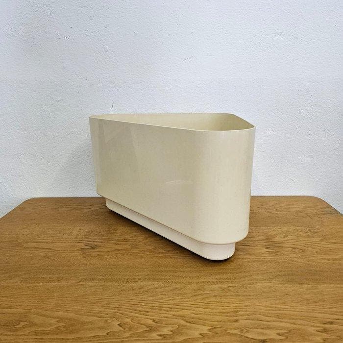 Kartell - Nena Balsari - Vaas - 4687 - Plastic - Driehoekig, Antiek en Kunst, Antiek | Meubels | Stoelen en Banken