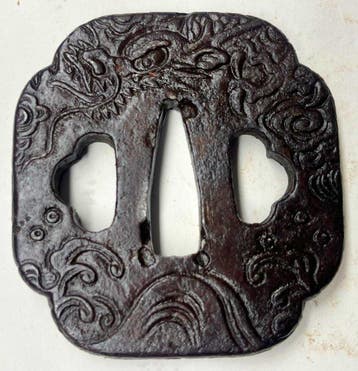 Tsuba met drakenmotief op grote zeegolven - Japan - Edo