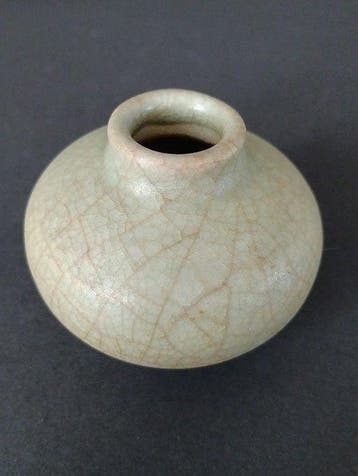 Chinese Longquan Celadon Crackle Miniatuur Pot (Jarlet)