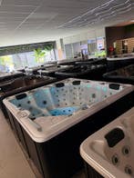 Grote Luxe Jacuzzi / Spa 230x230 cm met Loveseat – 220V, Ophalen, Zo goed als nieuw, Pomp, Vast