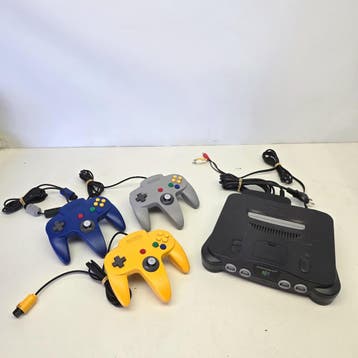 Nintendo 64 Incl 3 controllers + 2 Geheugenkaart Nette staat, Spelcomputers en Games, Ophalen of Verzenden, Nieuw