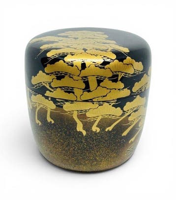 Zwarte Natsume-theeopslagdoos met Hamamatsu (Pine Grove)
