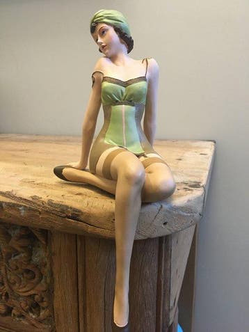 Beeldje - SITTING LADY IN NEGLIGÉ - Hars
