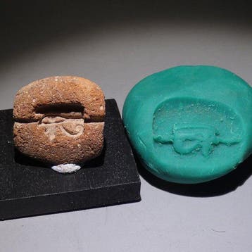 Oud-Egyptisch Terracotta Mal voor het maken van het Oog van