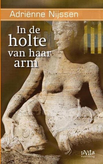 In de holte van haar arm - Adriënne Nijssen 9789080872219, Boeken, Verzenden, Gelezen, Adriënne Nijssen