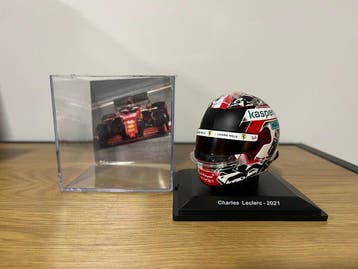 Spark 1:5 - Modelauto - Bell - Charles Leclerc Ferrari 2021, Nieuw