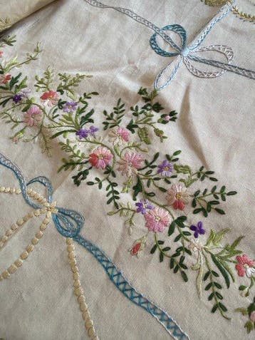 Franse geborduurde tafelloper Garlands and Bows Mil