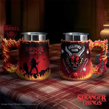 Stranger Things Tankard Hellfire Club, Ophalen of Verzenden, Nieuw, Film, Gebruiksvoorwerp