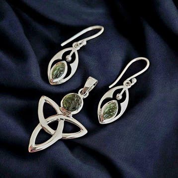 MOLDAVITE. Ambachtelijke set van 925 zilver. Symbool van de
