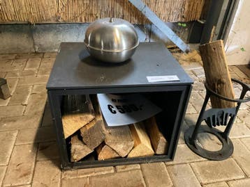 Online veiling: Metalen houtopslagtafel met RVS schaal en, Nieuw