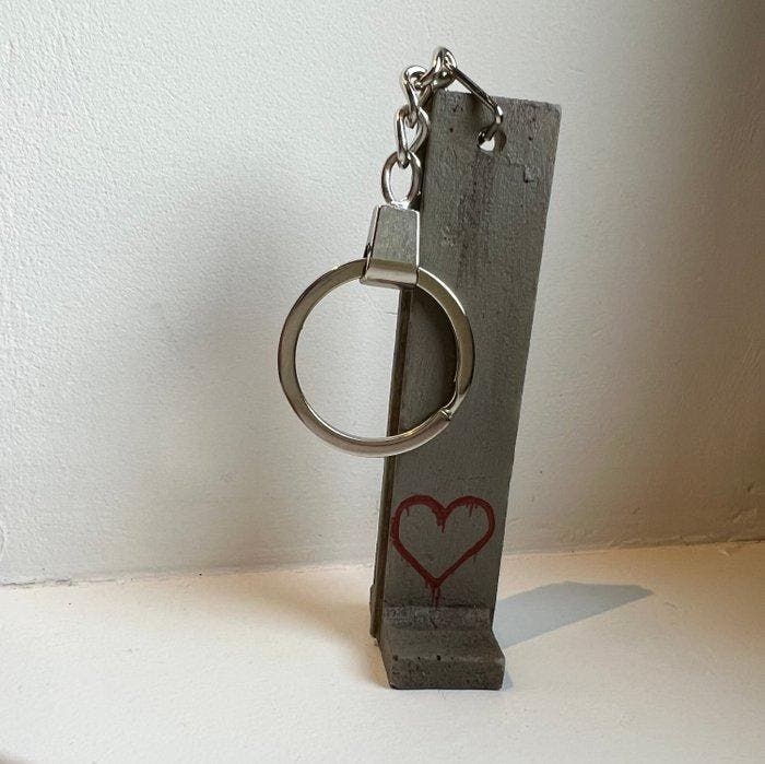 Banksy (1974) - Key Fob, Antiek en Kunst, Kunst | Designobjecten