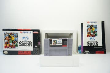 FIFA International Soccer - SNS-P-84 Morgen in huis!, Ophalen of Verzenden, Zo goed als nieuw