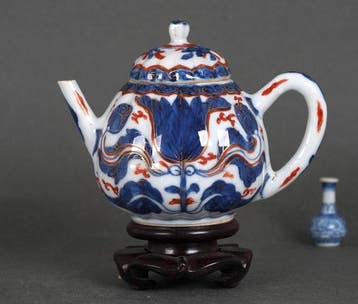 Kangxi (1662-1722) - Theepot - Grote tulpen, Ruyi-koppen en