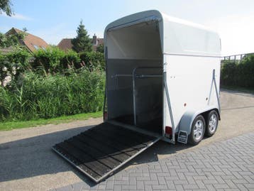 Henra trailer 2P Aluminium paardentrailer met zadelkamer, Ophalen, Gebruikt, Aluminium, 2-paards trailer