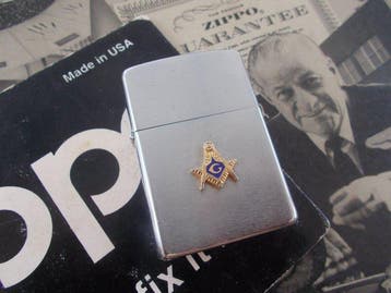 Zippo V 1998 vintage Masonic Freemason raised Mason compass, Verzamelen, Nieuw