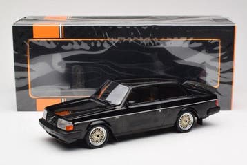 IXO 1:18 - Modelauto - Volvo 240 Turbo Custom 1983, Nieuw